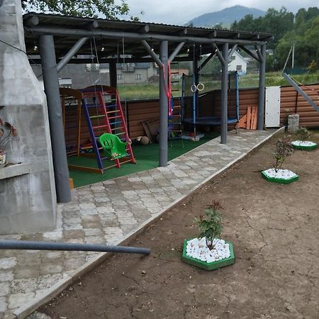 У Ондраша Appartement Yasinya Buitenkant foto
